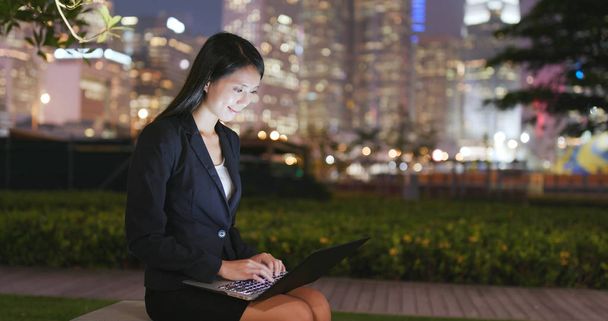 Üzletasszony laptop számítógépen dolgozik, az éjszakai - Fotó, kép