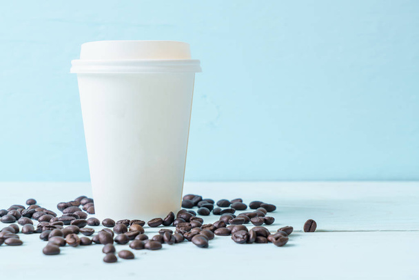 Paper cup of takeaway coffee on wood background - Foto, immagini