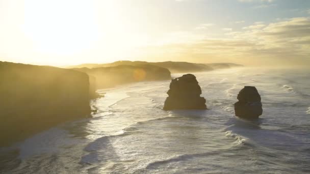 Doce apóstoles acantilados de piedra caliza y montones de rocas en alta mar rodeados de olas oceánicas y niebla marina costera Victoria Australia
 - Metraje, vídeo