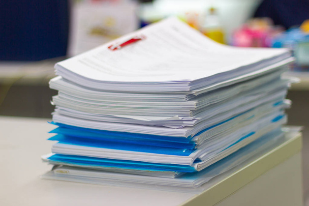 Folder plików zbliżenie i stosu biznes raport plik papieru na stole w biurze pracy, pojęcie dokumentu w pracy biura - Zdjęcie, obraz