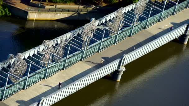Melbourne, Australia - March 2018: Sculptures moving on bogies cyclist and pedestrians crossing Yarra River on Sandridge Bridge Melbourne City Australia - Πλάνα, βίντεο
