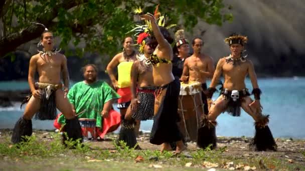 Dança das Aves Polinésias sendo realizada por grupo masculino e feminino marquês nativo na praia em roupas tradicionais tocando instrumentos Nuku Hiva Marquesas South Pacific
 - Filmagem, Vídeo