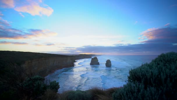 Océano olas alrededor de Doce Apóstoles pilas de roca al amanecer y acantilados de piedra caliza por Great Ocean Road Victoria Australia
 - Metraje, vídeo