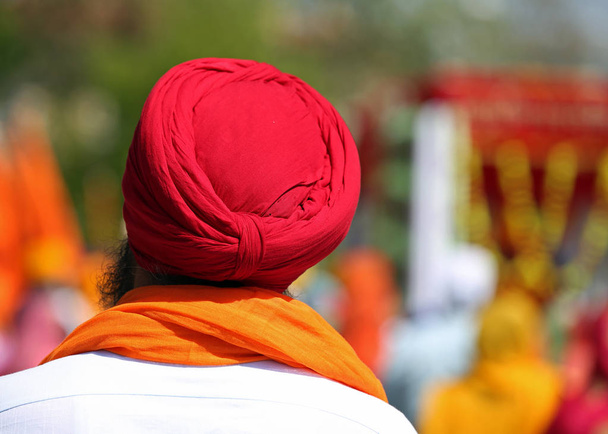 szikh öreg piros turbán-közben egy vallási szertartás a fején. A turban szimbóluma nagyon fontos religiuous az indiai kultúra - Fotó, kép