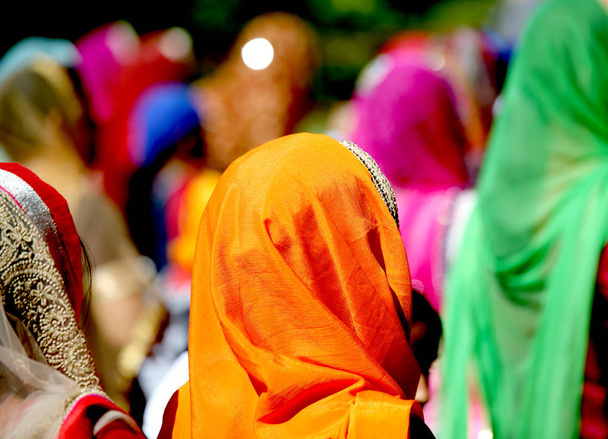 женщины с очень красочными вуалями ярких и ярких цветов
 - Фото, изображение