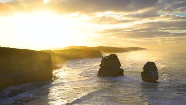 Soleil matinal et nuages sur les falaises calcaires et les piles de roches des douze apôtres Côte du parc national marin Australie
 - Séquence, vidéo