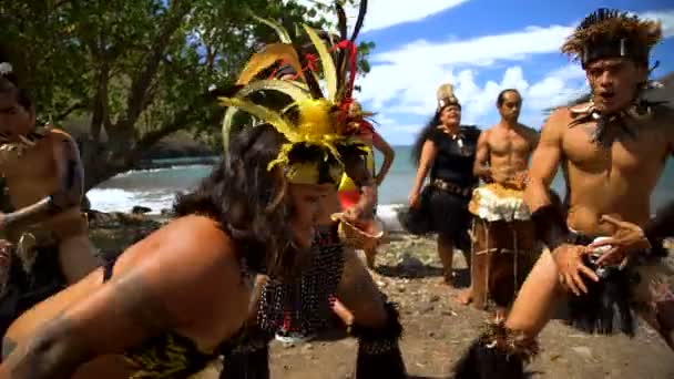 Marquesas un paraíso en el Pacífico Sur grupo masculino y femenino realizando una danza tradicional de las aves polinesias en la playa Nuku Hiva Marquesas Pacífico Sur
 - Imágenes, Vídeo