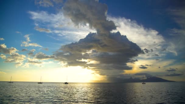 Vista del atardecer de Moorea desde Tahití un paraíso polinesio yates en laguna tropical Isla Océano Pacífico Sur
 - Imágenes, Vídeo