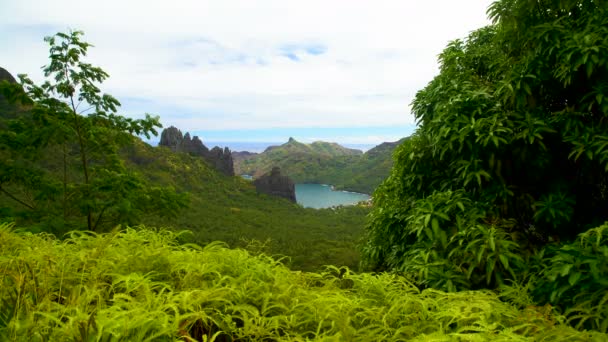 Anaho Nuku Hiva baai oceaan weelderige groene vegetatie vulkanische bergen in een afgelegen exotische locatie een Polynesische paradijs Marquesas Stille Zuidzee - Video