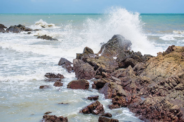 Λευκό ωκεάνια κύματα συντρίβεται πέρα από τους βράχους της παράκτιας θάλασσας το καλοκαίρι. Ταϊλάνδη - Φωτογραφία, εικόνα