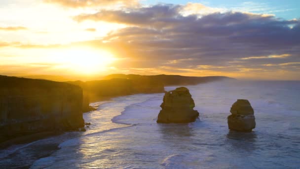 Ochtend zonsopgang boven binnenkomende tij rond offshore kalkstenen rotsformaties twaalf apostelen Marine Nationaalpark Victoria Australië - Video