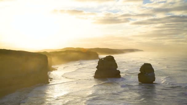 Kust toeristische attractie door kalkrotsen van de Great Ocean Road twaalf apostelen Marine National Park bij zonsopgang Victoria Australië - Video