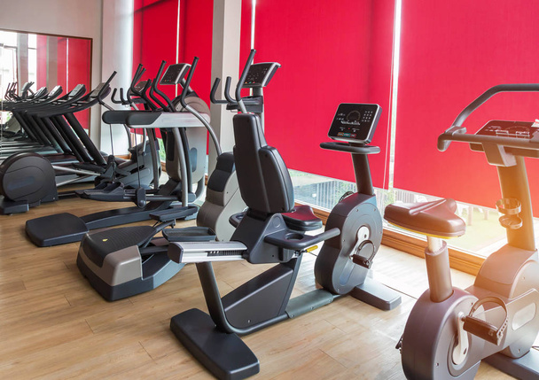 Rowery stacjonarne, bieżnie sprzęt zdrowia i ćwiczenia dla kulturystyki w sali siłowni fitness centrum - Zdjęcie, obraz