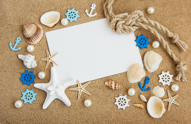 Holiday beach konseptiyle kabukları, seastars ve boş kartpostal - Fotoğraf, Görsel