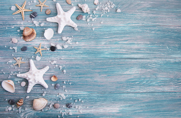 Морская соль и раковины на деревянном фоне
 - Фото, изображение