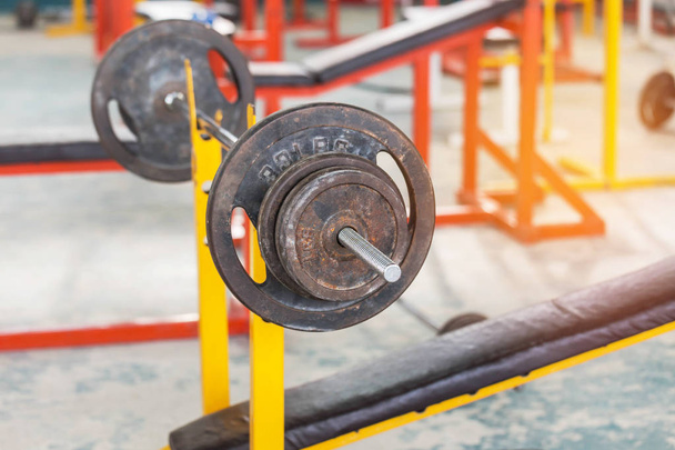 Stary zardzewiały sztanga waga urządzenia sportowe szkolenia i ćwiczenia dla wzrostu mięśni w kulturystyce w sali fitness siłownia - Zdjęcie, obraz