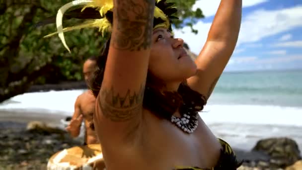 Markizy raj w grupie mężczyzn i kobiet South Pacific wykonywania tańca tradycyjnego polinezyjskiego ptak na plaży Nuku Hiva markizy południowego Pacyfiku - Materiał filmowy, wideo