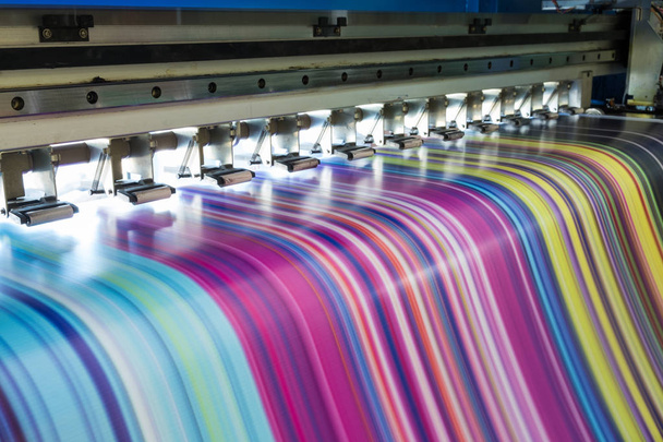 Grande impressora a jato de tinta trabalhando cmyk multicolorido no banner de vinil
 - Foto, Imagem