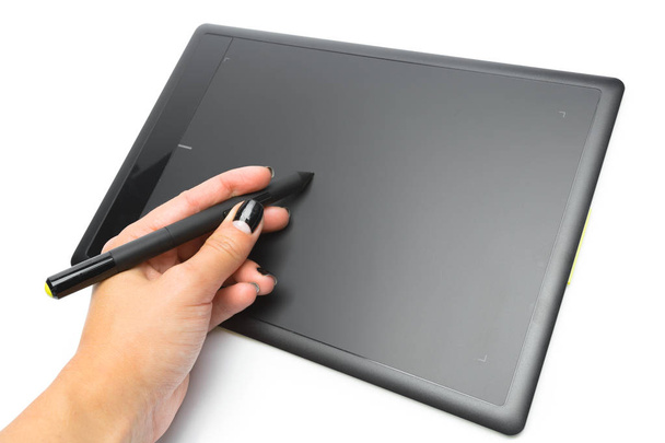 Grafikus tabletta toll és a kéz illusztrátorok és a tervezők, elszigetelt fehér background - Fotó, kép