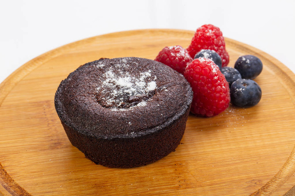 Brownie cake with raspbery and bluebery - Foto, afbeelding
