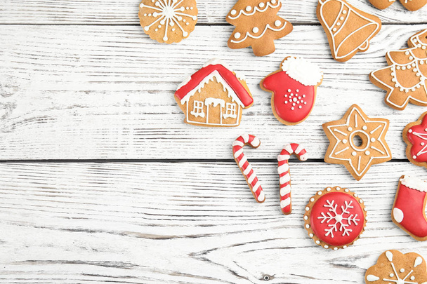 Вкусное домашнее рождественское печенье на деревянном фоне, вид сверху
 - Фото, изображение