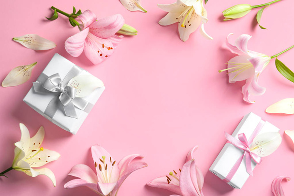 Flat lay composition with beautiful blooming lily flowers on color background - Foto, afbeelding