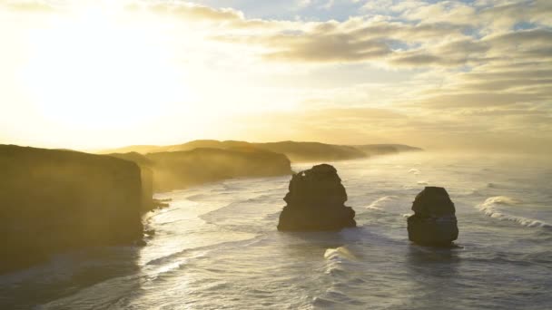 石灰岩の崖とオフショア岩 12 使徒海洋国立公園の夜明けサンシャインでオーストラリアの海岸線 - 映像、動画