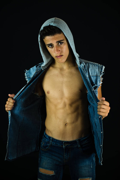 Gros plan d'un garçon de 16 ans avec capuche en jean
. - Photo, image