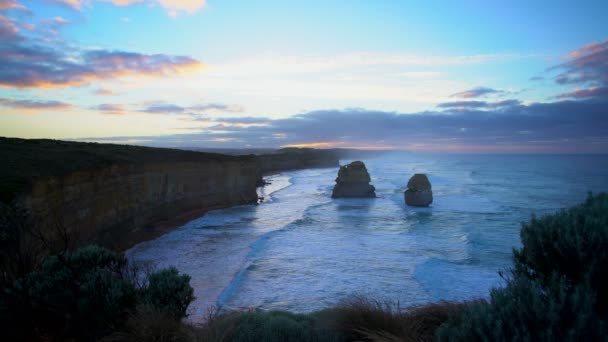 Sabah gündoğumu Twelve Apostles deniz Milli Park kireçtaşı kayalıklarla kaya yığınları ve okyanus üzerinden Victoria Australia dalgalar - Video, Çekim