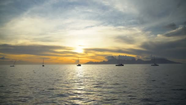 Moorea auringonlasku näkymä Tahiti Polynesialainen paratiisi jahdit trooppisella saarella laguuni Etelä-Tyynenmeren
 - Materiaali, video