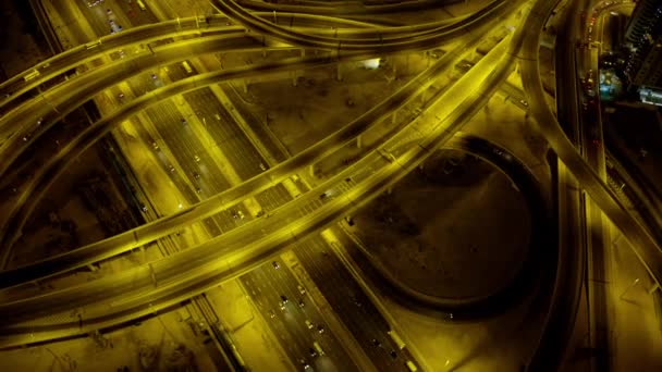 Légi kivilágított éjszakai nézet felső-ból Dubai junction kereszteződés Sheikh Zayed úton sivatagi forgalom emelkedett utak Dubai Metro vasúti szállítás Egyesült Arab Emírségek  - Felvétel, videó