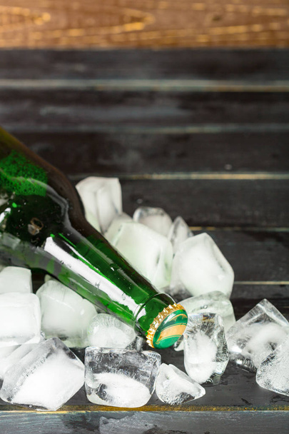 Пляшки холодного і свіжого пива з льодом
 - Фото, зображення