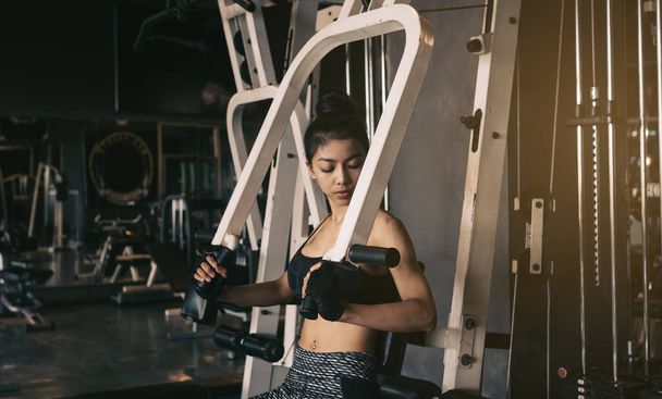 Sportieve vrouw oefening gym club. - Foto, afbeelding