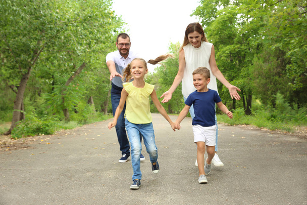 Mutlu aile çocuklarının açık havada birlikte vakit - Fotoğraf, Görsel