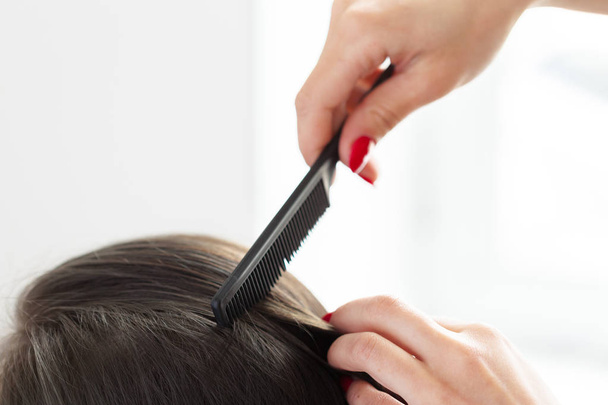 Close view of Woman doing haircut in salon - Foto, imagen