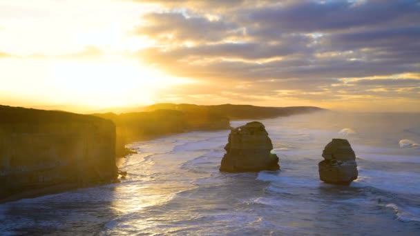 海洋波浪朝日 12 使徒海洋国立公園ビクトリア オーストラリアの石灰岩の崖とのオフショア岩 - 映像、動画