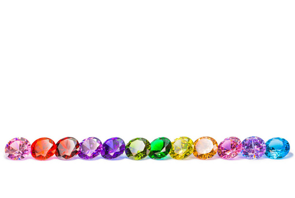 красочные бриллианты на белом фоне с копировальным пространством
 - Фото, изображение