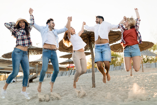 Onnelliset ystävät juhlimassa ja hauskaa rannalla kesällä
 - Valokuva, kuva