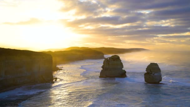 Ranní slunce a pobřežní ranní mlha kolem dvanácti apoštolů vápencovými útesy a pobřežní skalní útvary Victoria Austrálie - Záběry, video
