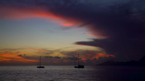 Moorea zonsondergang van Tahiti een Polynesische paradijs jachten in tropische eiland lagune zuidelijke Stille Oceaan - Video
