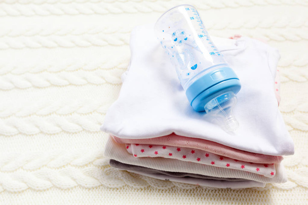 Nahaufnahme von Babykleidung für Neugeborene auf dem Tisch - Foto, Bild