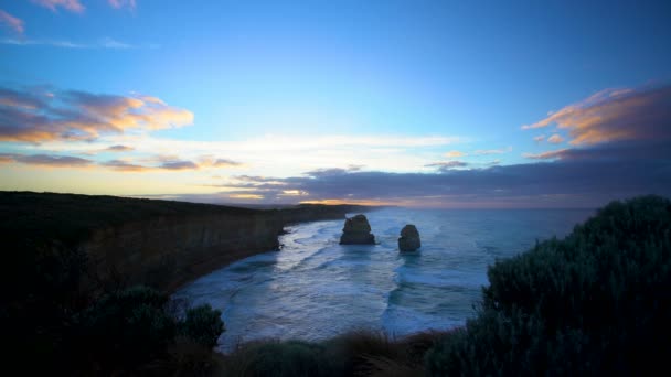 Australian luonnonkaunis rannikko aamunkoitteessa offshore rock muodostumia ja kalkkikiveä kallioita kaksitoista apostolien Marine National Park Victoria
 - Materiaali, video