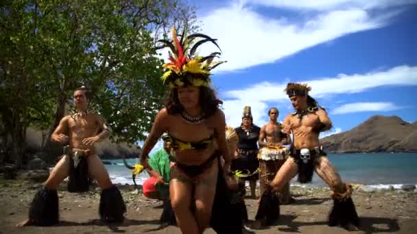 Dança do Pássaro sendo realizada por grupo masculino e feminino marquês nativo na praia em roupas tradicionais tocando instrumentos Nuku Hiva Marquesas South Pacific
 - Filmagem, Vídeo