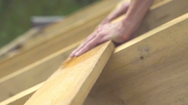 Der Arbeiter baut das Dach - Filmmaterial, Video
