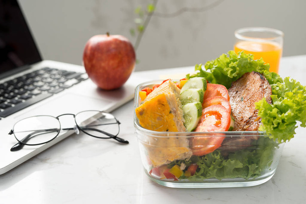 domácí oběd box na moderní stylový pracovišti, pohled shora - Fotografie, Obrázek