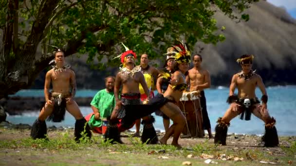 Πολυνησιακή πουλί χορού που εκτελούνται από μητρική Marquesan ανδρική και γυναικεία ομάδα στην παραλία στην παραδοσιακή ενδυμασία παίζει όργανα Νούκου Χίβα Marquesas Νότιο Ειρηνικό - Πλάνα, βίντεο