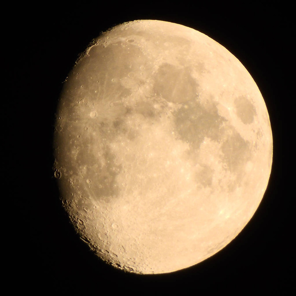 Woskowanie garbaty księżyc (86% całości) na 23 lipca 2018 r. 10,8 dni. - Zdjęcie, obraz