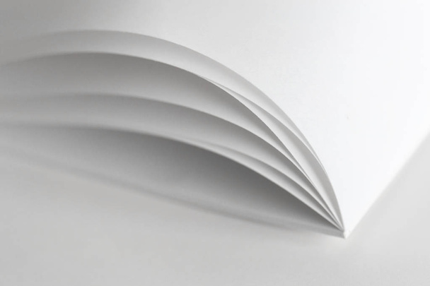 Zamknij widok białego papieru w arkuszach - Zdjęcie, obraz