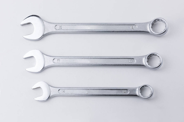 Σετ από τρία κλειδιά τοποθετημένα σε σειρά μεγέθους από απομονωμένα σε λευκό φόντο - Φωτογραφία, εικόνα
