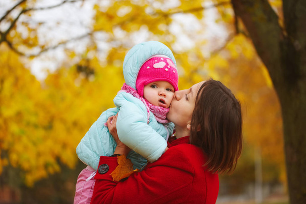 mother with daughter in autumn park - Foto, imagen